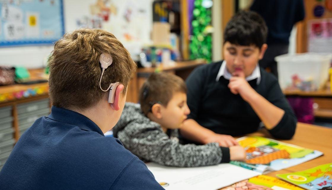 Навчання глухих дітей Навчання слабочуючих дітей Обучения глухих детей Обучение слабослышащих детей